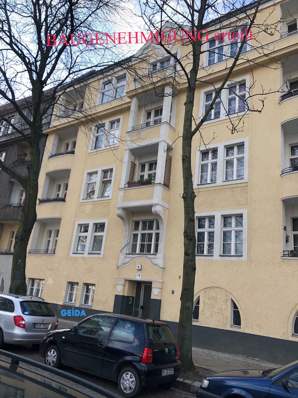 Die Baugenehmigung für den Dachausbau in Berlin Spandau mit 2 Wohnungen und Außenaufzug ist erteilt. GEIDA Projektentwicklung