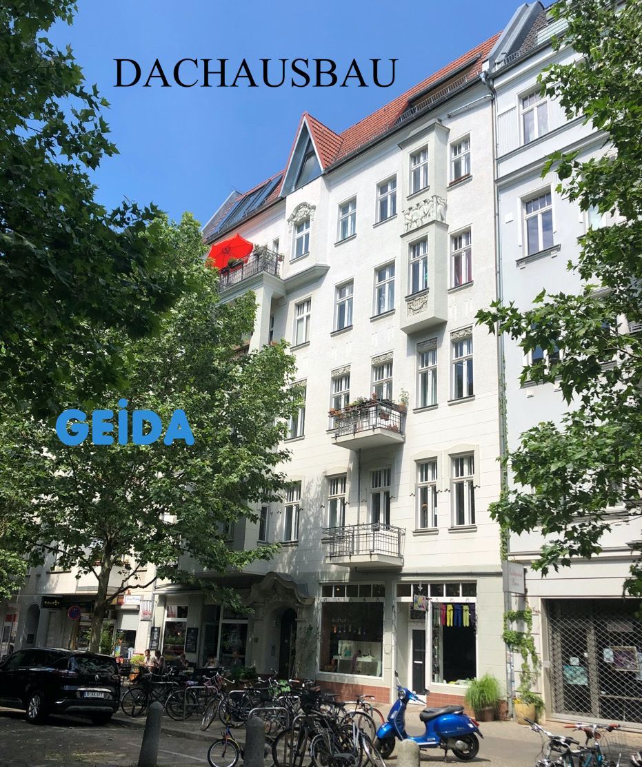 Dachausbau in Berlin Prenzlauer Berg mit 2 Wohnungen, Loggia, Gauben und Terrasse auf dem Dach.
Seit 1988 planen und realisieren wir den Ausbau von Dachgeschossen.
Architekt / Architektur Gebäudesanierung GEIDA Projektentwicklung.