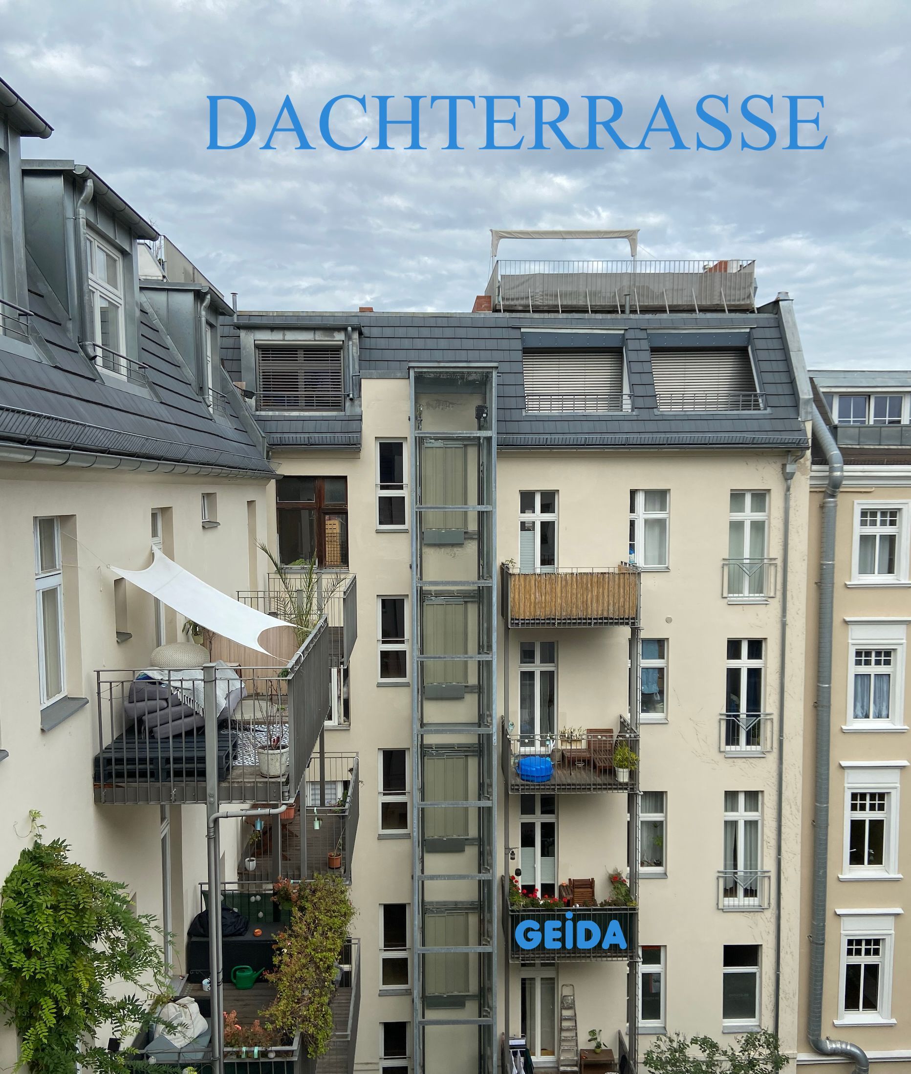 Dachausbau in Berlin Charlottenburg mit 3 Wohnungen plus Dachterrasse.
Die meisten Stadtplanungsämter in Berlin genehmigen Dachterrassen !
Seit 1988 planen und realisieren wir den Ausbau und Neubau von Dachgeschossen.
Architekt / Architektur / Gebäudesanierung GEIDA Projektentwicklung