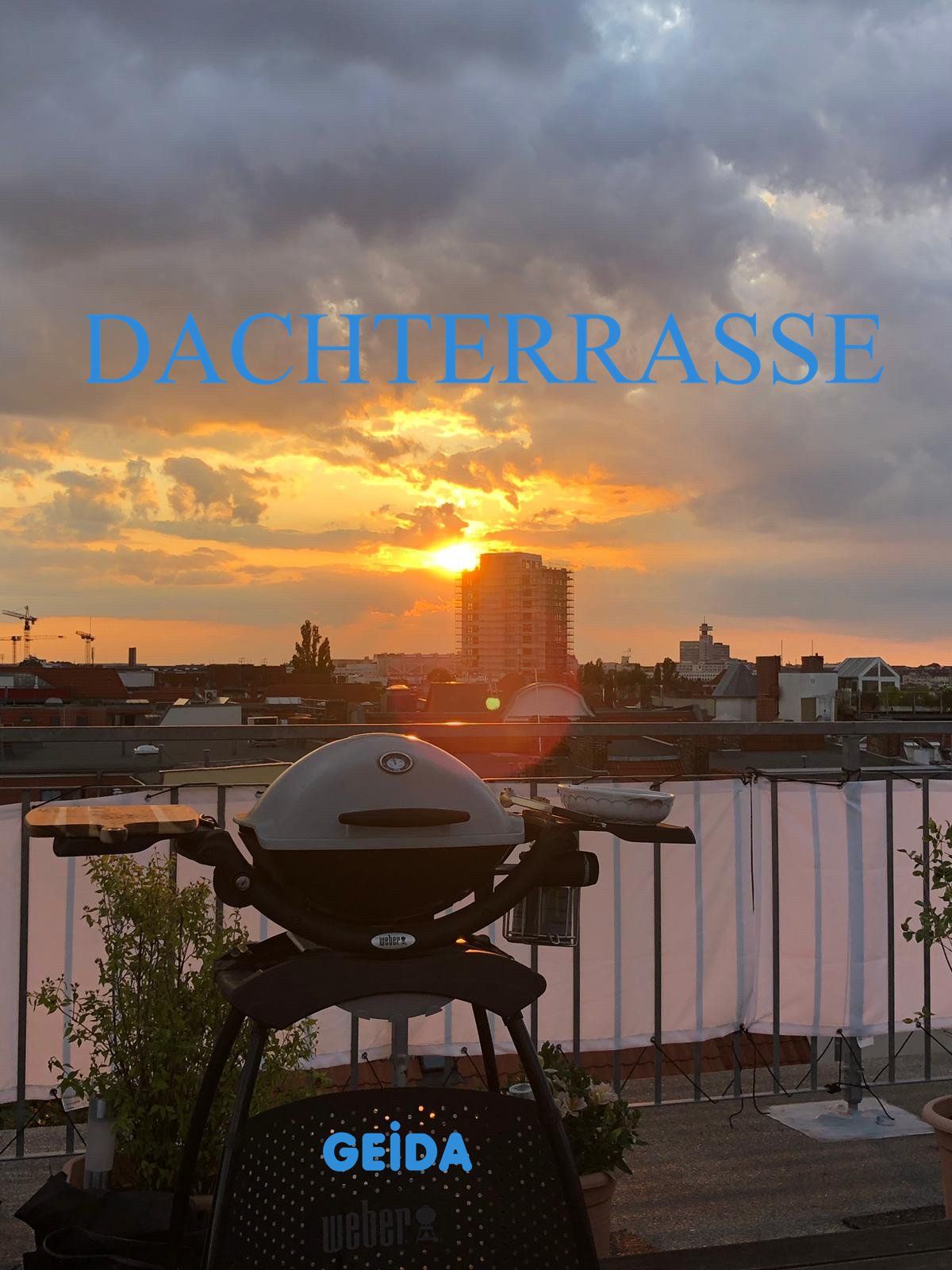 Eine Dachterrasse beim Dachausbau in Berlin Charlottenburg mit Sonnenuntergang. GEIDA Projektentwicklung