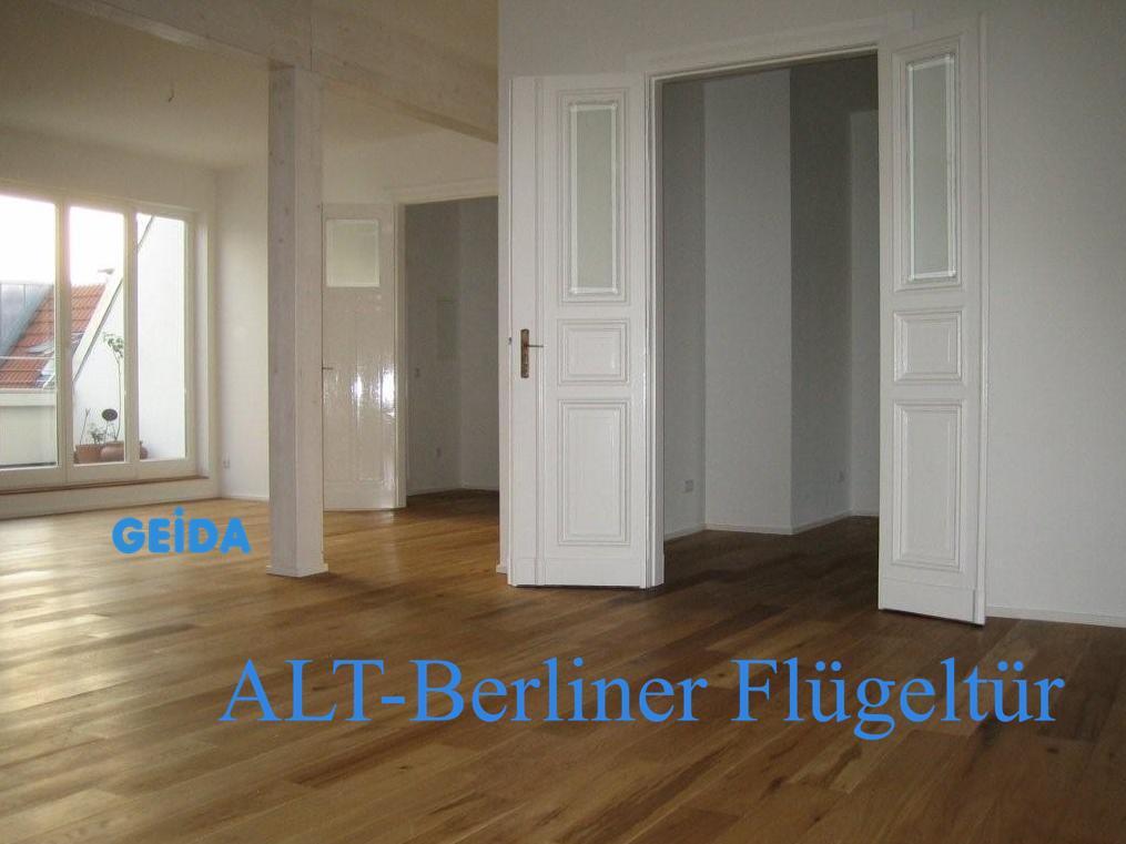 Eine ALT-Berliner-Flügeltür beim Dachausbau in Berlin Wilmersdorf. GEIDA Projektentwicklung