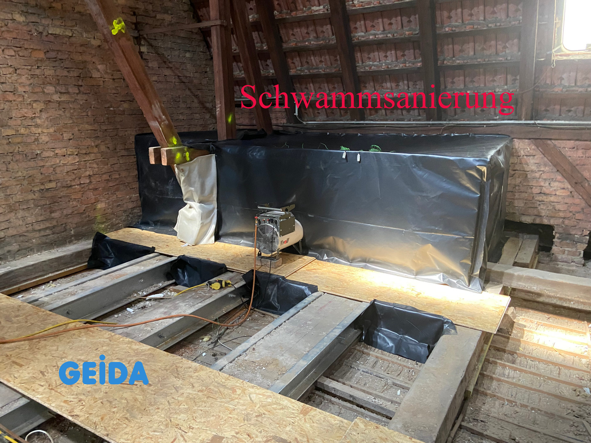 Schwammsanierung * Echter Hausschwamm * (1) beim Dachausbau in Berlin Wilmersdorf.
Die befallenen Bereiche werden eingehaust und thermisch mit 60 Grad gemäß DIN 68800-4 behandelt.
Seit 1988 planen und realisieren wir den Ausbau und Neubau von Dachgeschossen,
die Aufstockung von Sozialbauten um eine Staffelgeschoss / Penthouse
und die energetische Gebäudesanierung mit KfW / BAFA Zuschuss
bei Wohngebäuden und Nichtwohngebäuden.
Architekt / Architektur Gebäudesanierung GEIDA Projektentwicklung