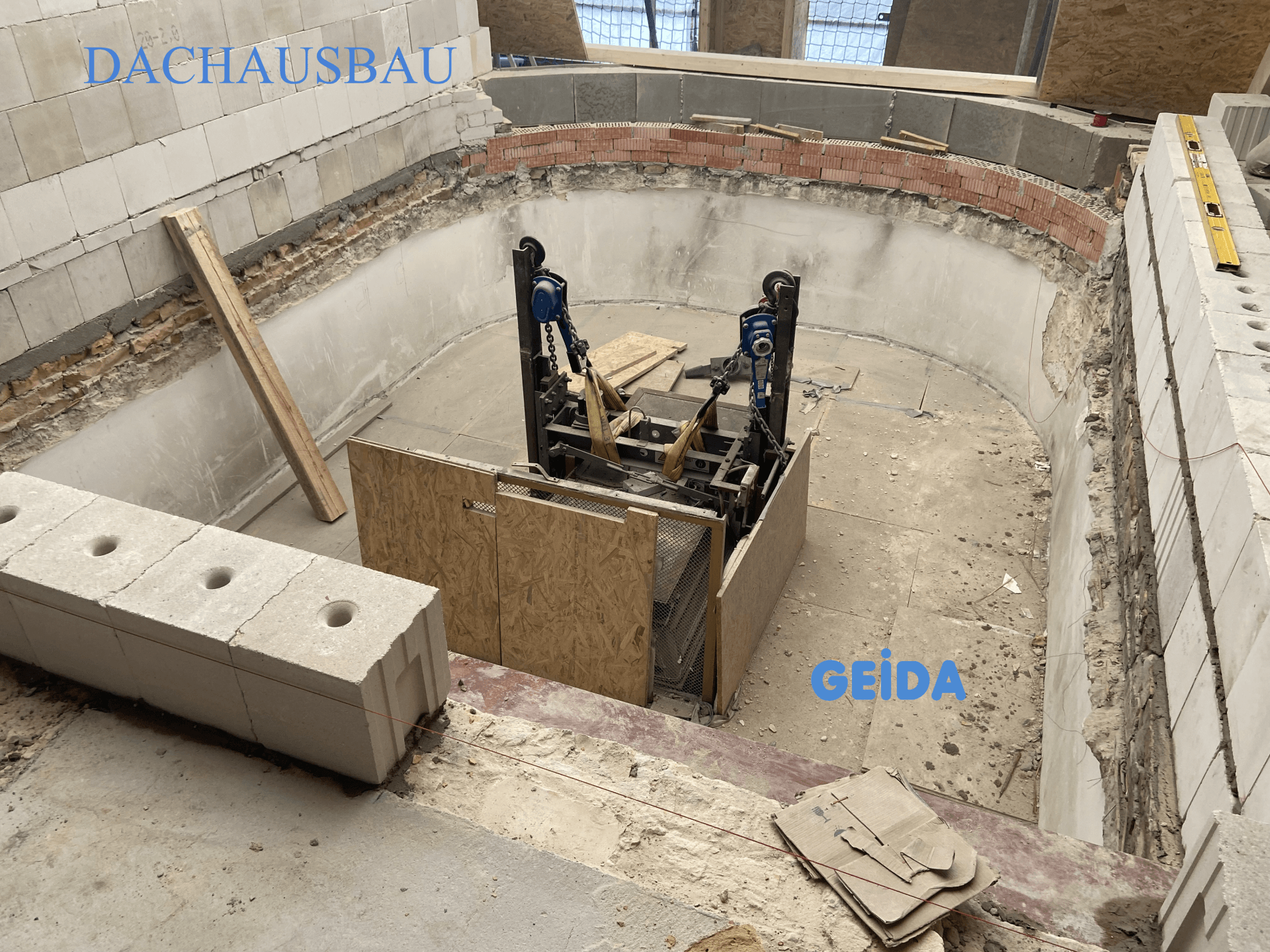 Beim Dachausbau in Berlin Charlottenburg wird das Treppenhaus und der Aufzug von vor 100 Jahren verlängert. GEIDA Projektentwicklung