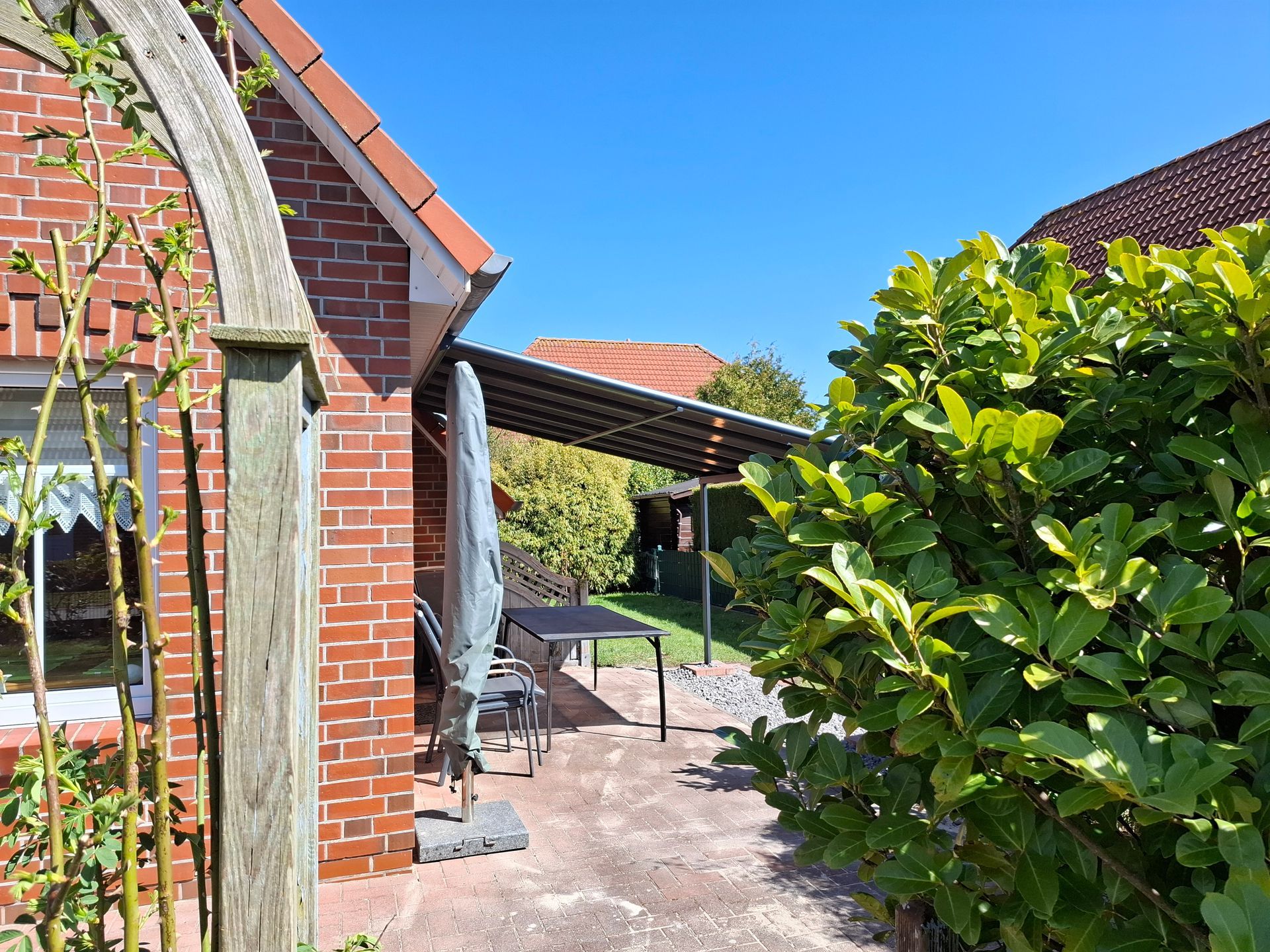 Terassenansicht Landhaus Leo mit Pflanzen