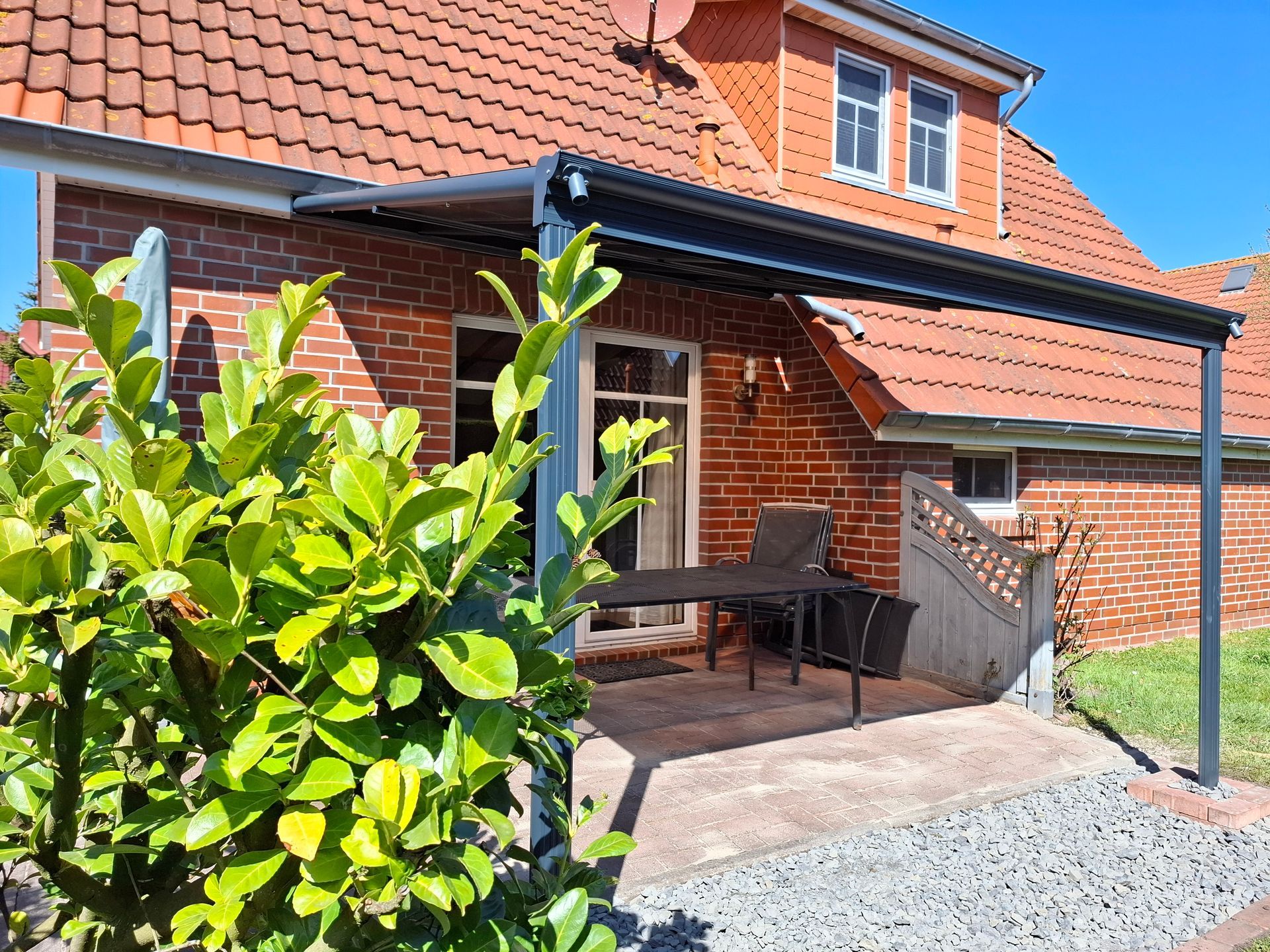 Ansichten vom Ferienhaus Leo 2 Greetsiel Blick auf die Terrasse mit Überdachung