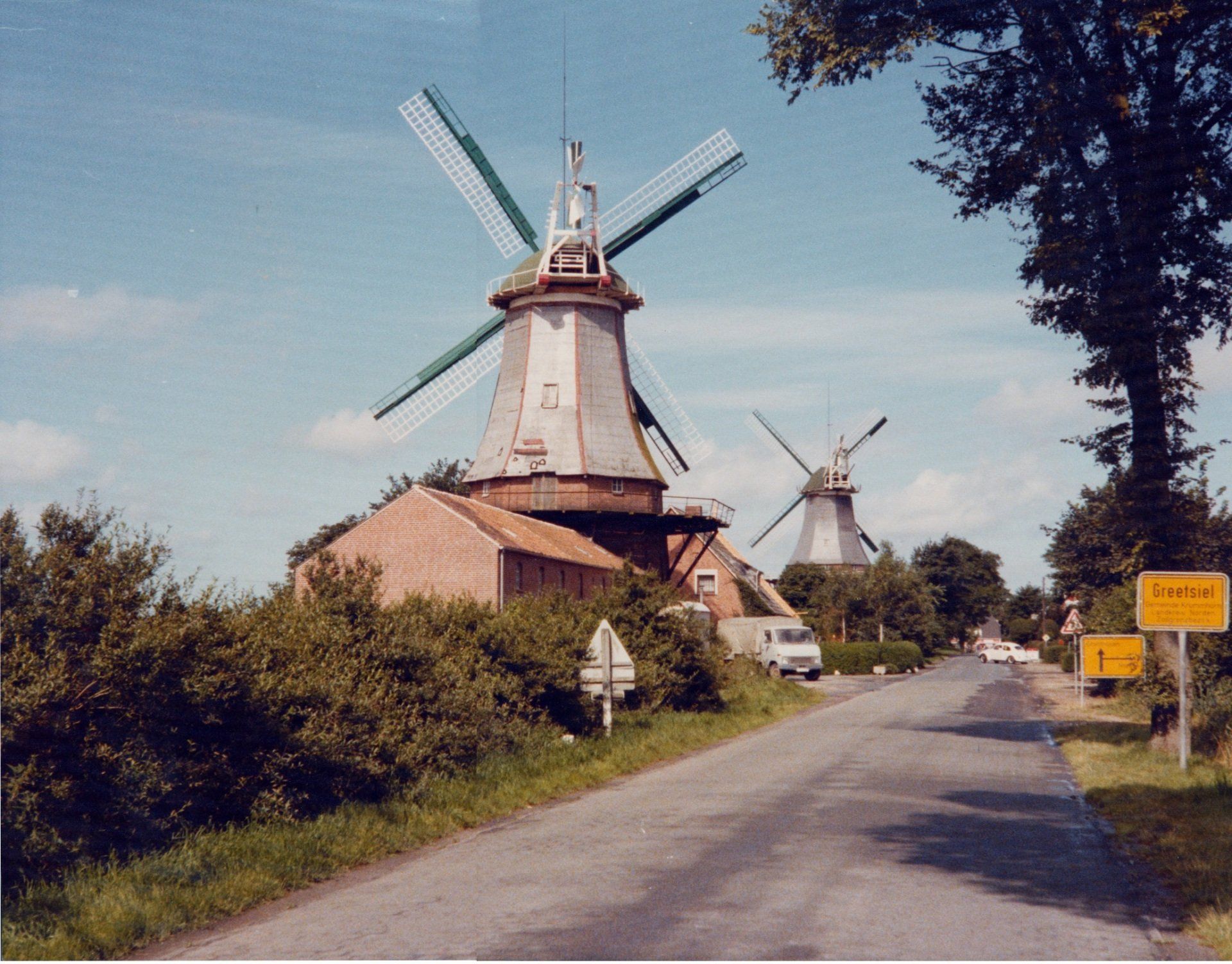Historisches Bild 80er Jahre Zwillingsmühlen Greetsiel