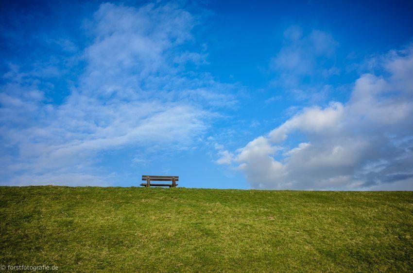 Bank zum Ruhen auf den Deichen
