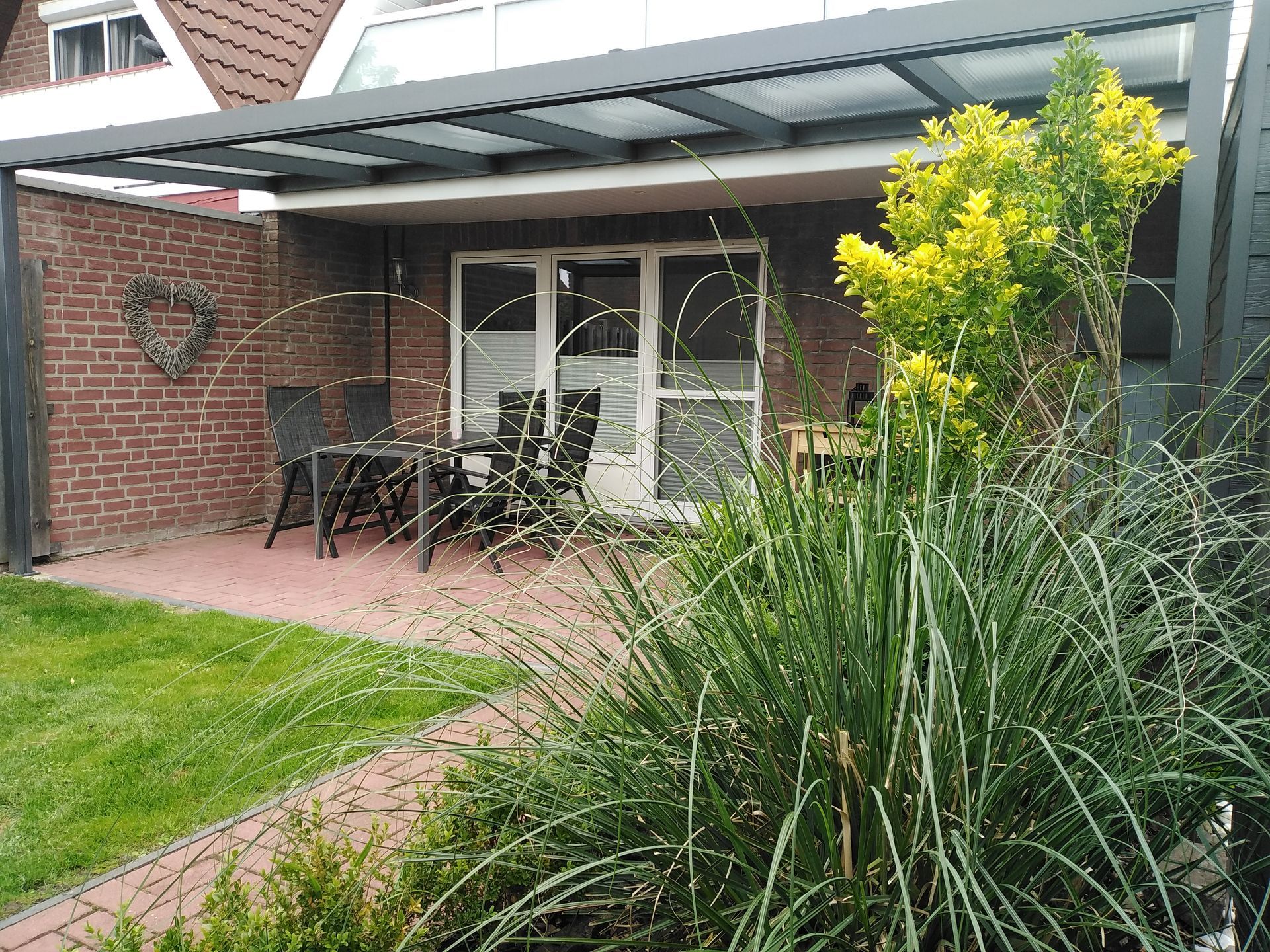 Terrassenansicht Bild zwischen Pampas Gras Ottos Huus Greetsiel