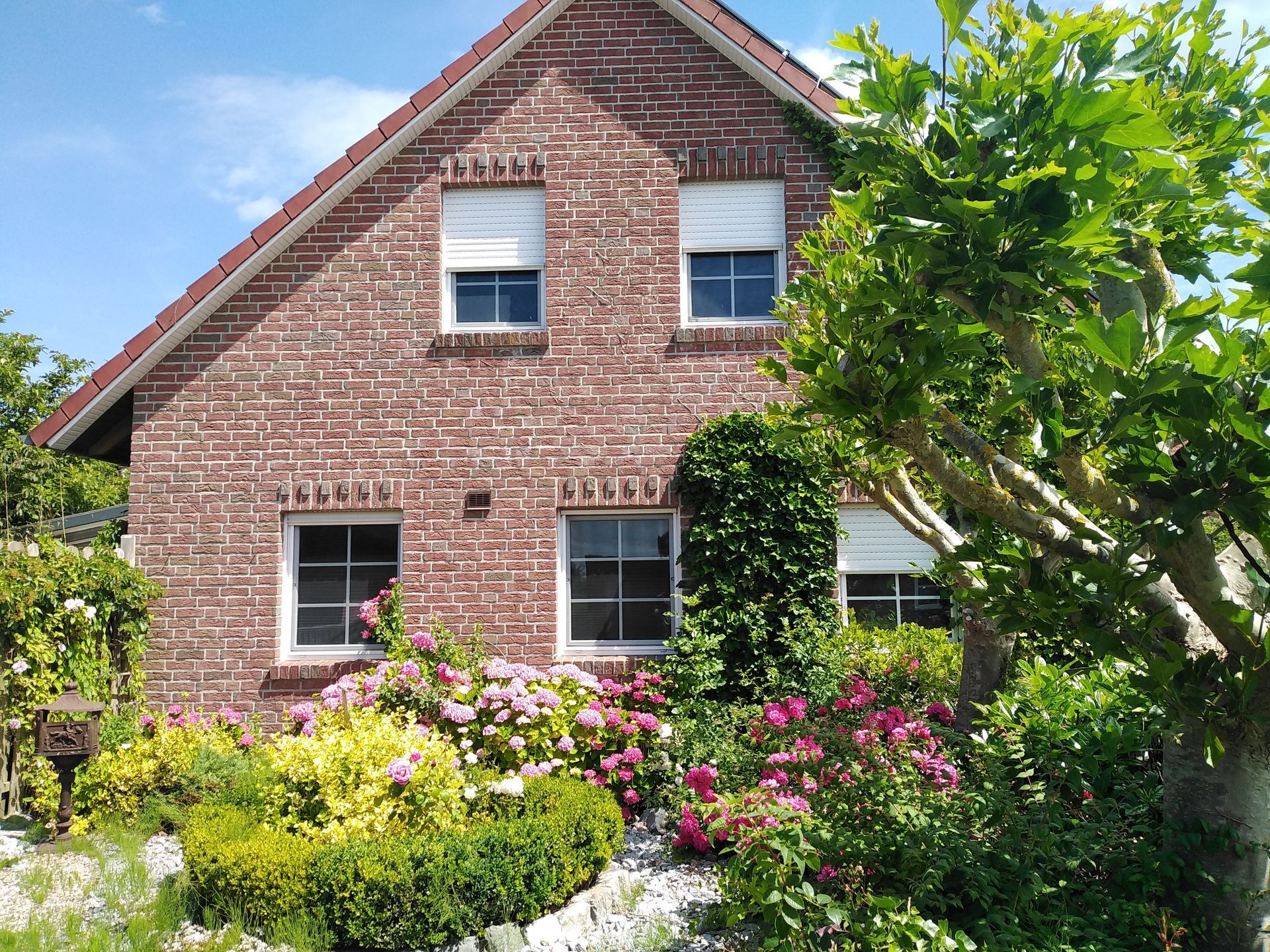 Aussenansicht Einfahrtsbereich Landhaaus Leo Greetsiel