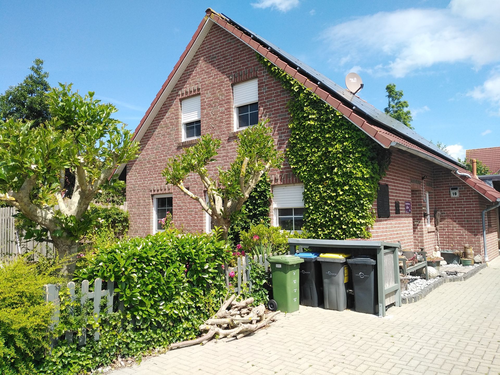 Friesenhaus Leo 1 Eingangsbereich Greetsiel mit Bäumen