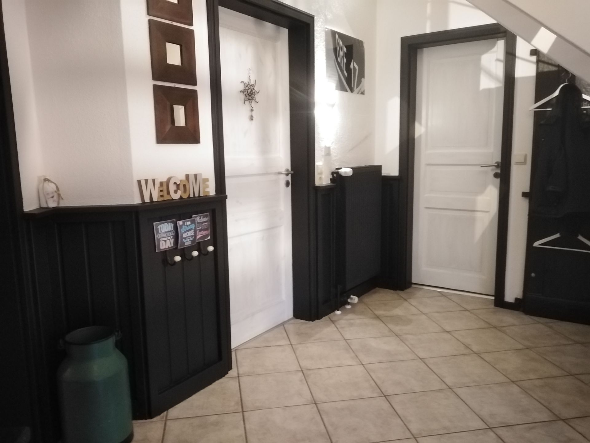 Flur im Ferienhaus Leo Greetsiel Ansicht schwarze Türen