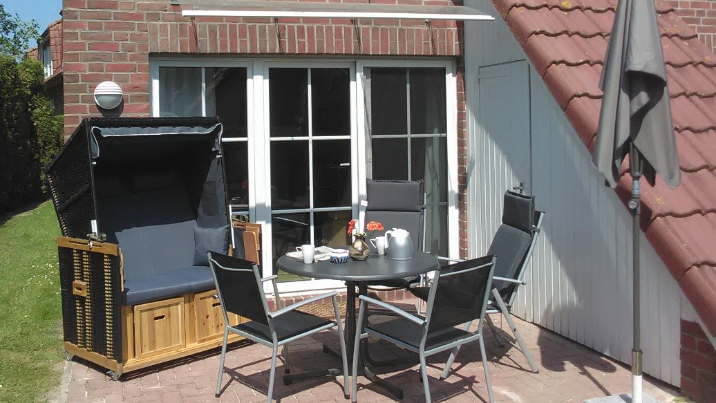 Strandkorb auf der Terrasse Kleinbahnstraße Greetsiel
