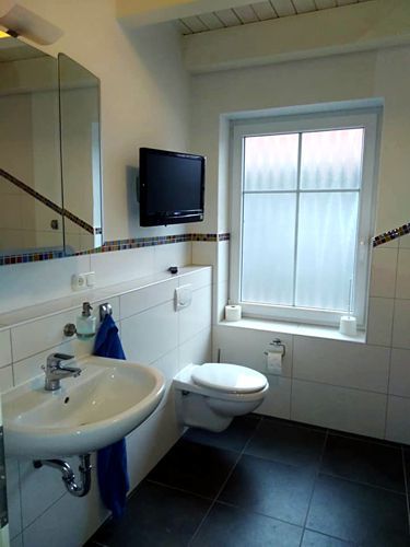 Badezimmer EG mit Fernseher Landhaus Annika Greetsiel