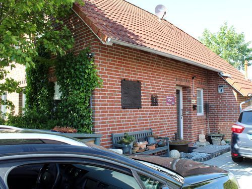 Bild Ferienhaus Leo 1 in Greetsiel mit Eingangsbereich, haustür und Parkplatz inkl. Autos