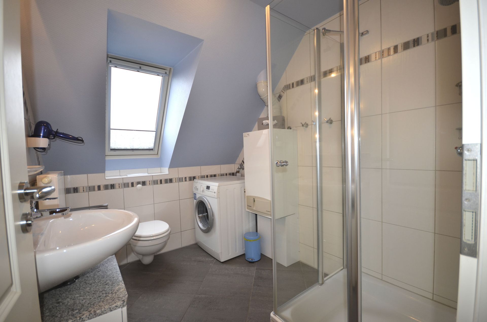 Badezimmer mit Blick auf Dusche, Waschmasschine Ferienhaus Dalben Greetsiel