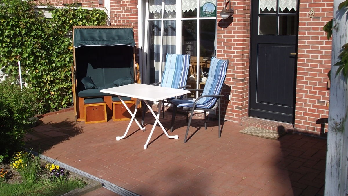 Terasse mit Strandkorb und Blick auf die Zwillingsmühlen Greetsiel
