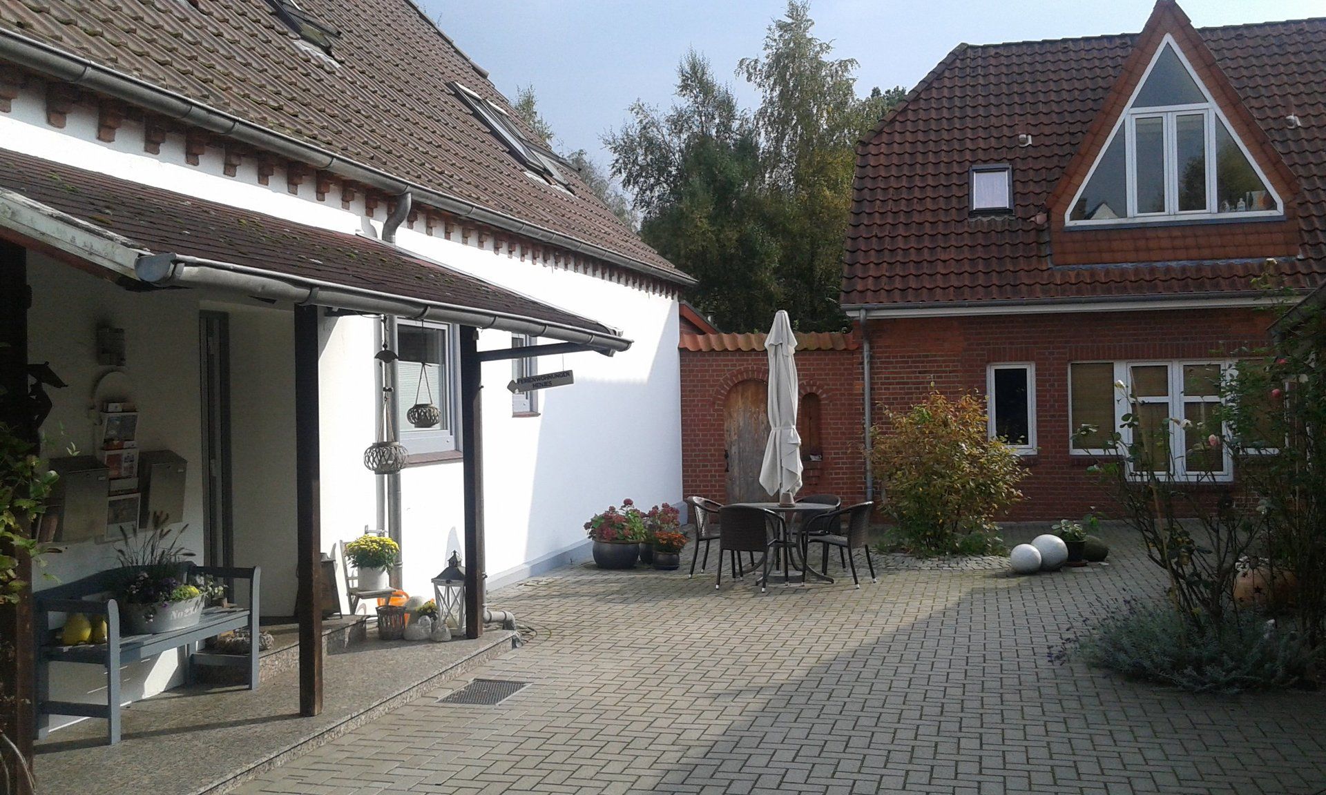 ...wird erstmals 1642 urkundlich erwähnt, aber aus dieser Zeit gibt es außer einigen alten Steinen wohl nichts mehr. Überhaupt wissen wir von den frühen Jahren unseres Hofes sehr wenig. Seit ca. 1900 befindet sich das Anwesen im Besitz unserer Familie und seitdem sind auch alle Umbauten dokumentiert. Aus einem ehemals landwirtschaftlichen Betrieb und Handwerkerhof haben wir eine Wohnanlage geschaffen, mit dem Bestreben den alten Charakter weitgehend zu erhalten. Wir befinden uns in unmittelbarer Nähe der alten Klosterkirche, Baubeginn ca. 1184 und dem kleinen Marktplatz im Ortsteil Osterholz. Einkaufsmöglichkeiten wie Bäcker und Hofladen, ebenso Restaurants sind in wenigen Minuten zu Fuß zu erreichen. Ein Supermarkt ist ca. 5 Autominuten entfernt.