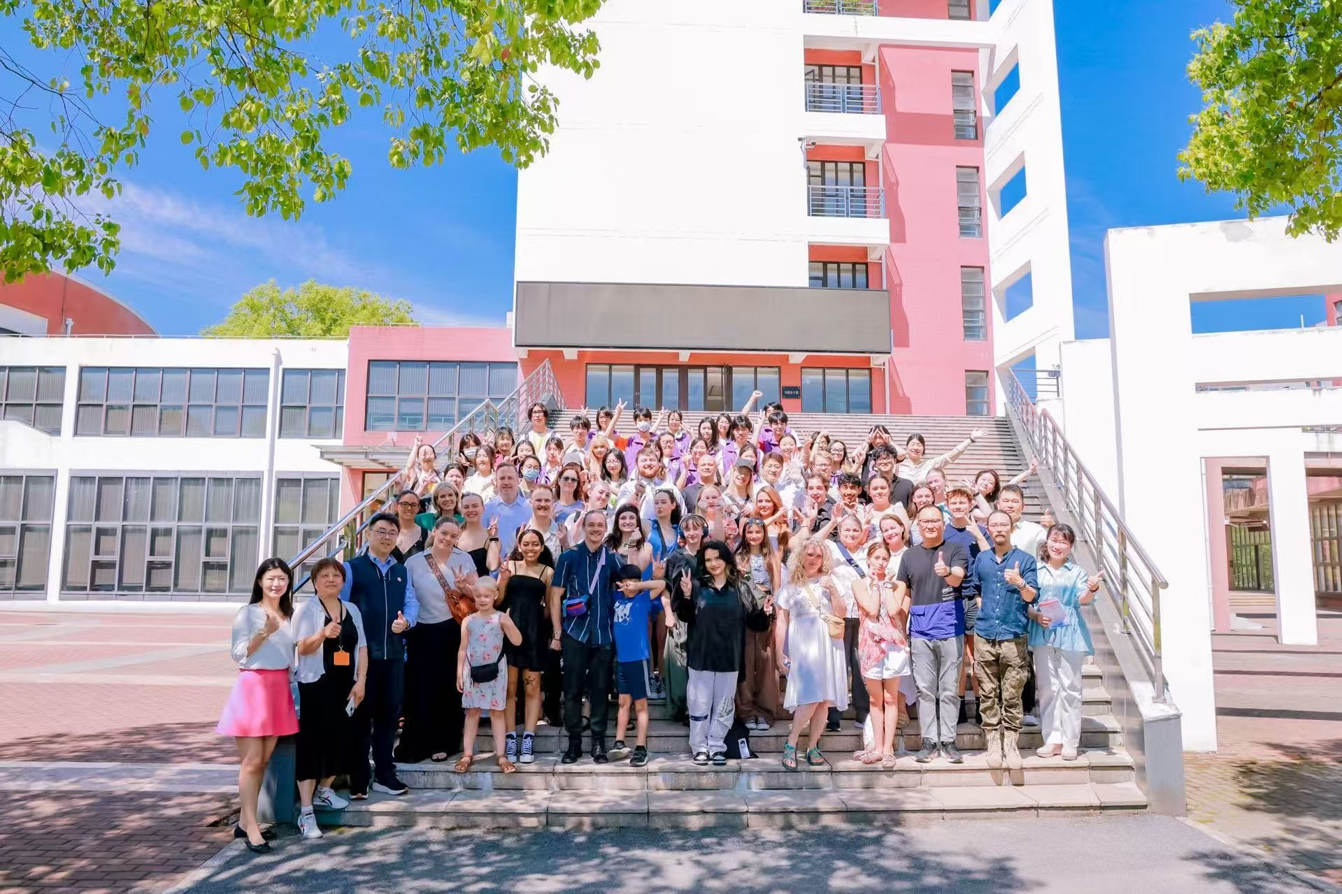 犹他州青少年舞蹈团在上海工艺美术职业学院的合影