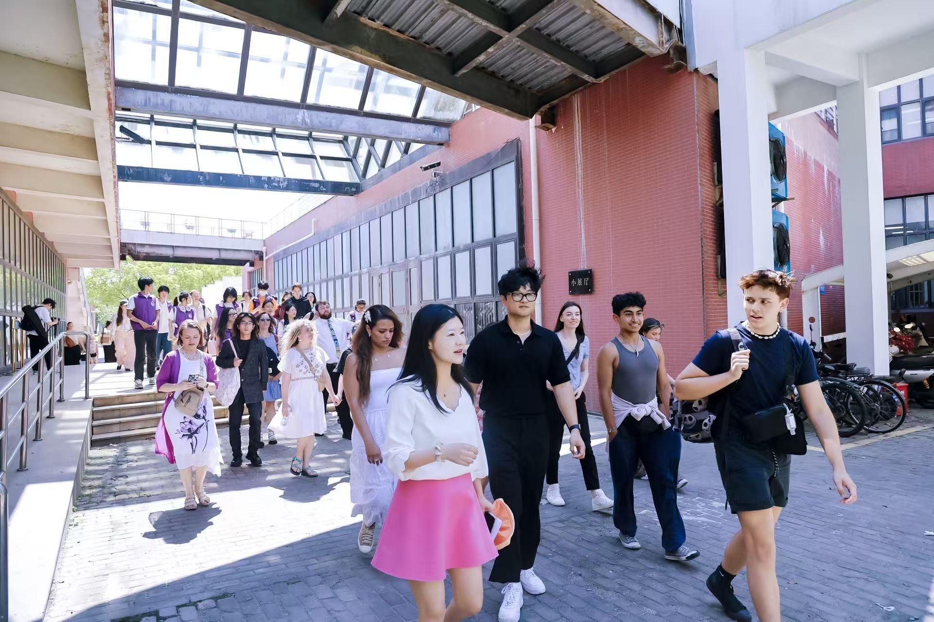 行走在上海工艺美术职业学院的校园里