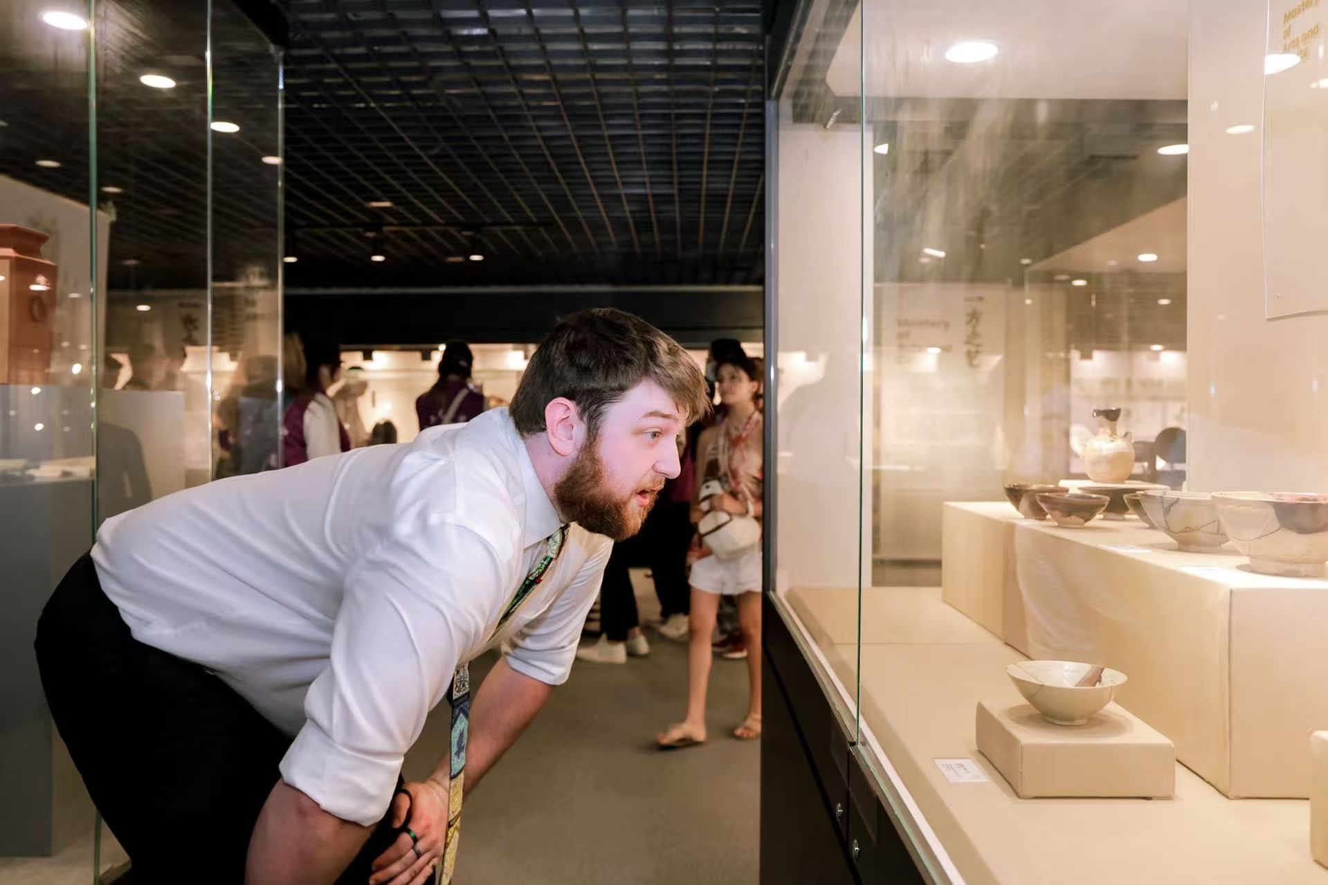 参观工艺教学成果展示厅