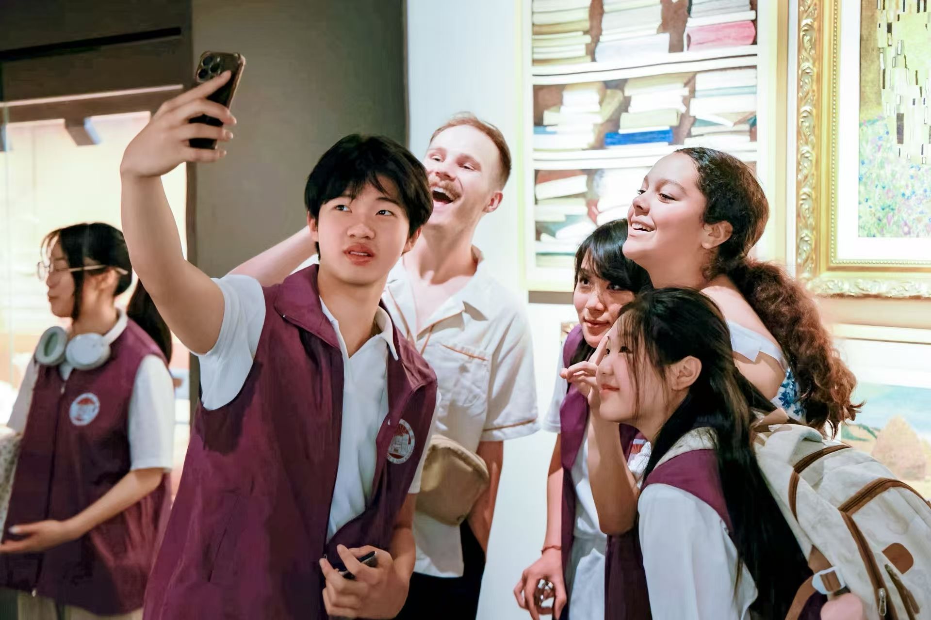 中美学生在一起