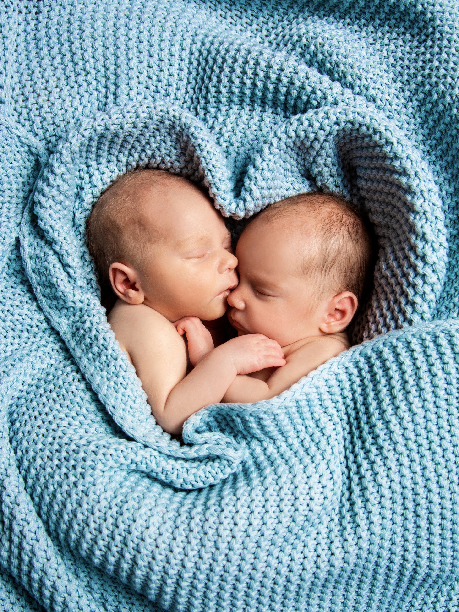 Zwillinge Newborn schlafend in Herzdecke blau