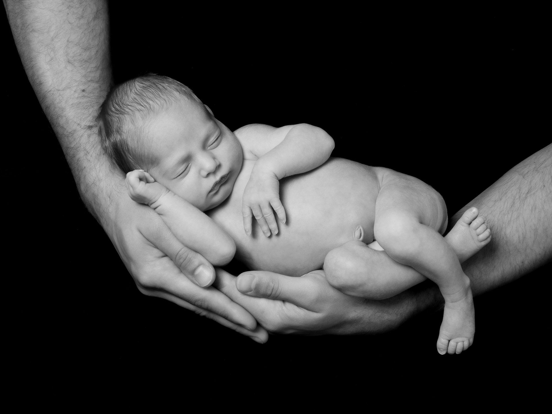 Baby schlafend in Armen des Vaters