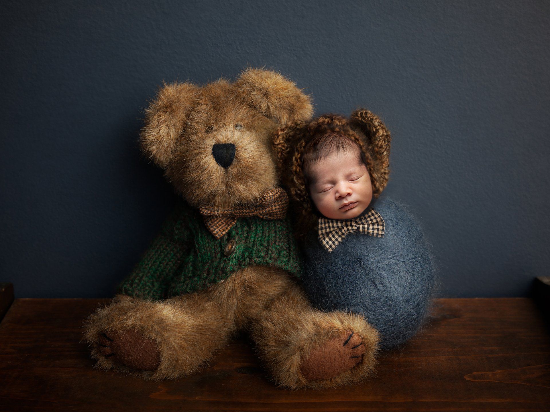 Baby schlafend an Teddybär lehnend