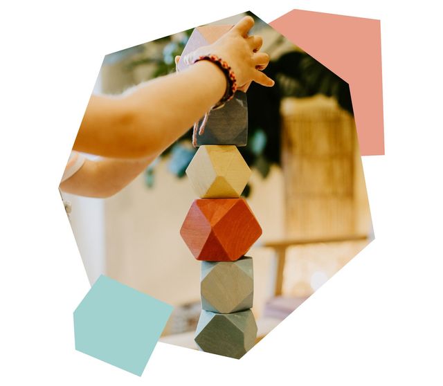 Montessori Stapelsteine Kind stapelt bunte Montessori Stapelsteine