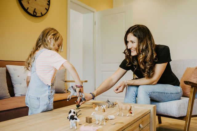 Christina Herzog bei der Arbeit mit einem Kind und mit Tier-Figuren