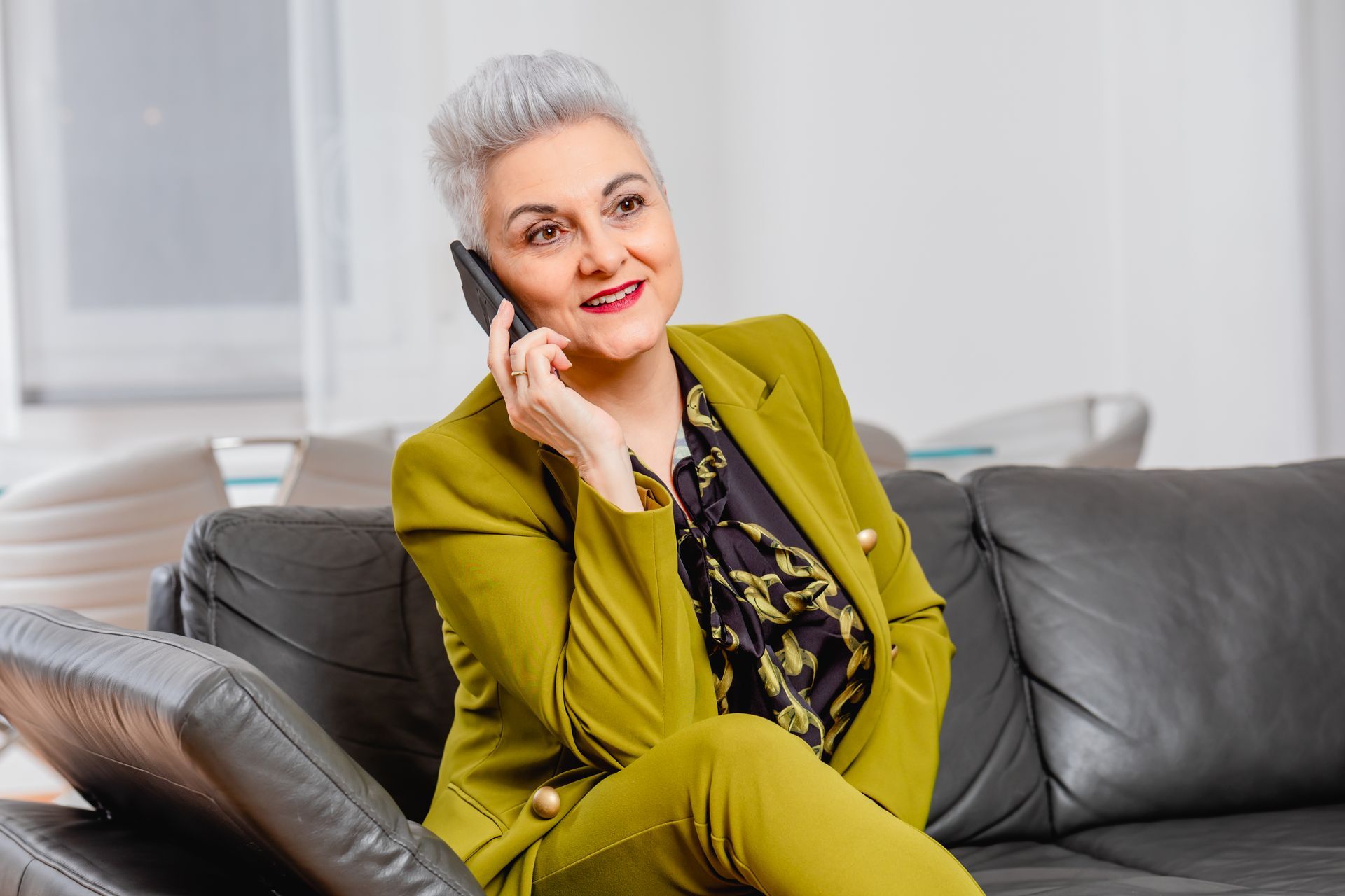 Diana Weber im Telefon-Gespräch mit einer Klientin