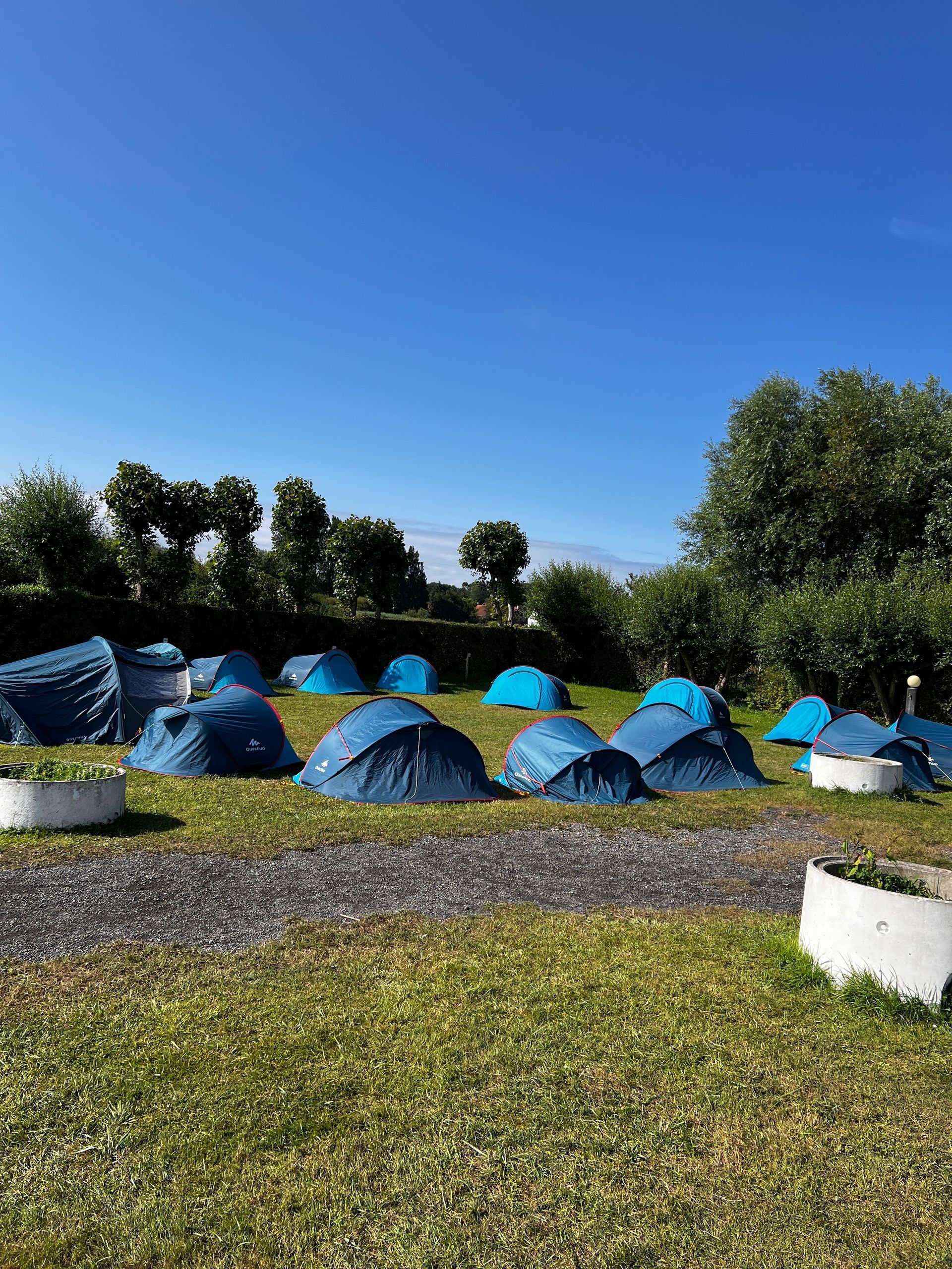 Installation d'une colonie Espace sécurisé et ombragé pour colonies de vacances au camping Minypark, idéal pour les groupes d’enfants