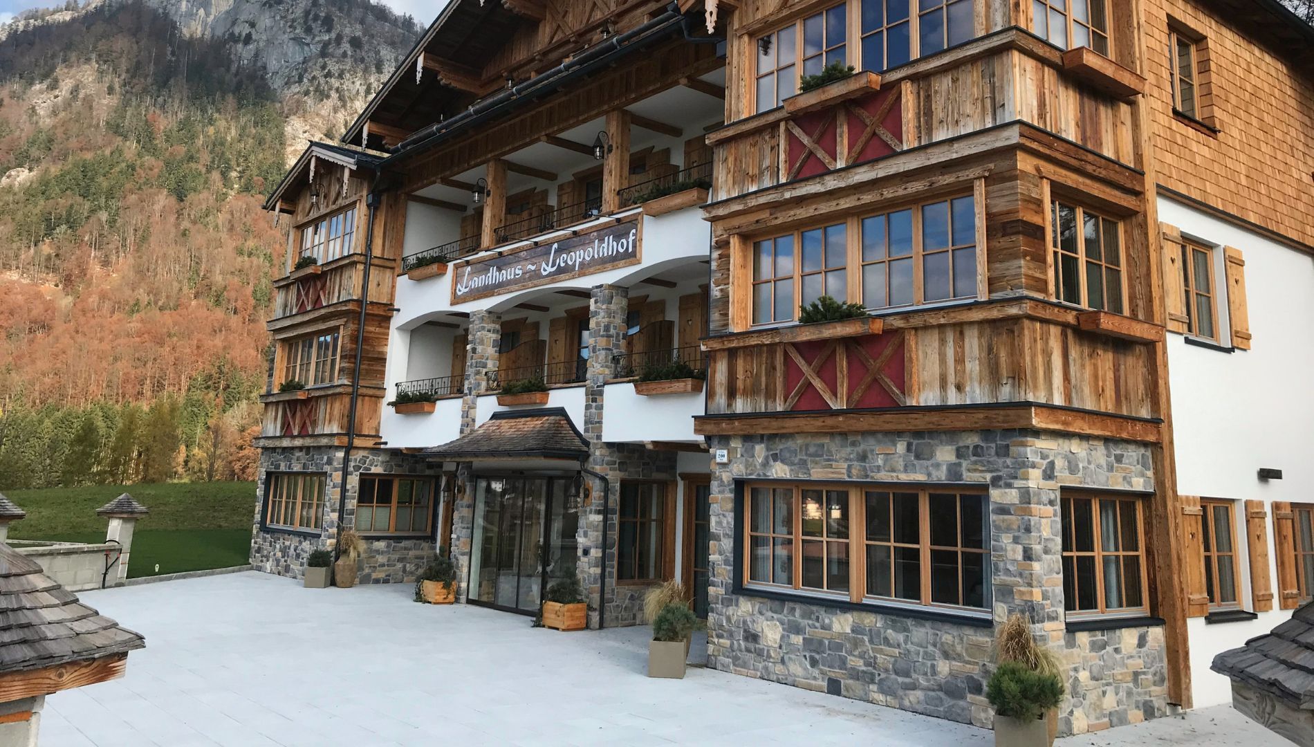 Fassadenverblendung mit alpinen Natursteinverblender