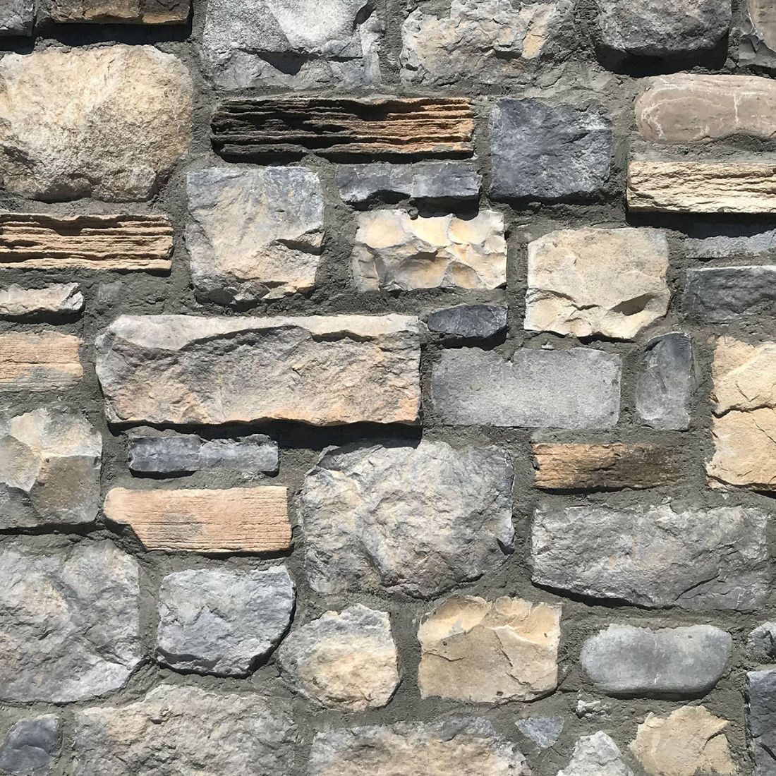 Alpine Natursteinverblender für Innen und Außen. Felsoptik Verblender online kaufen.