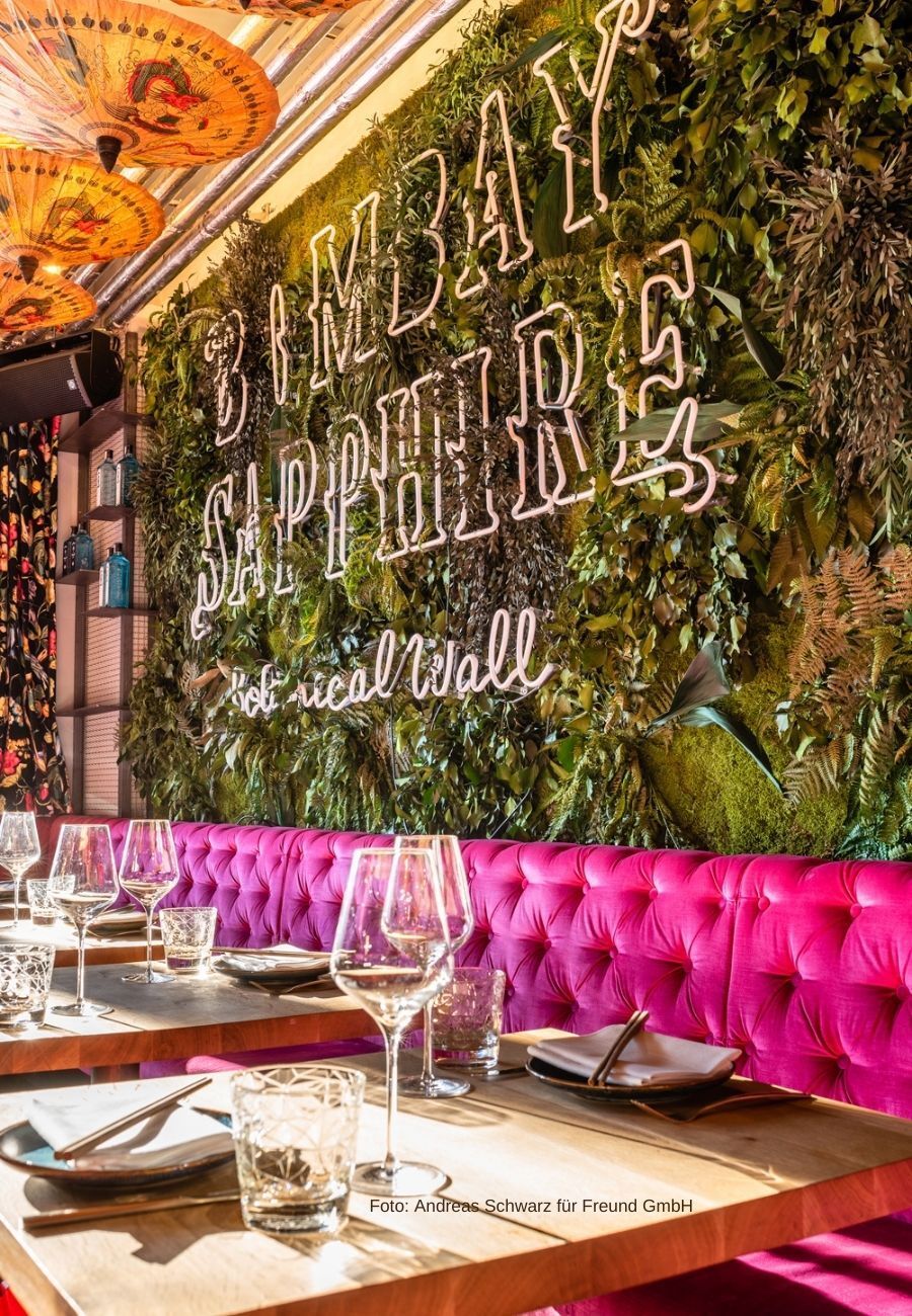 Vertikale Pflanzenwand mit Moos und stabilisierte Pflanzen