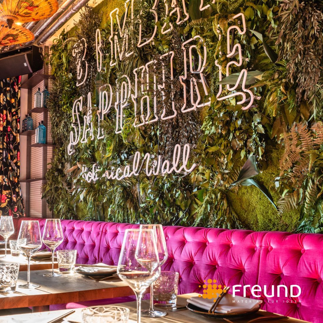 Wandbegrünung mit Moos und Waldpflanzen