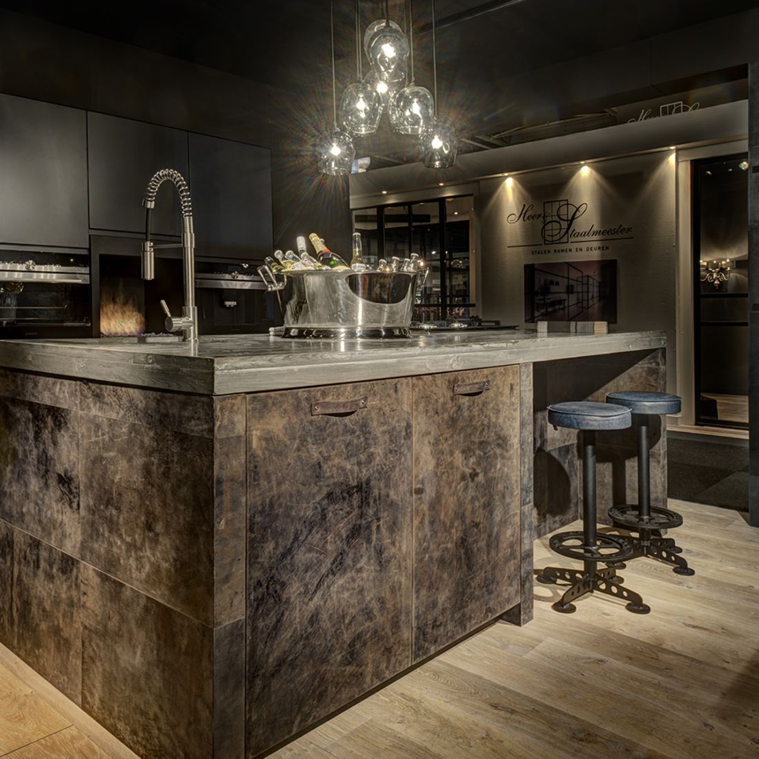 Lederverkleidung von Küchenfronten mit Büffelleder