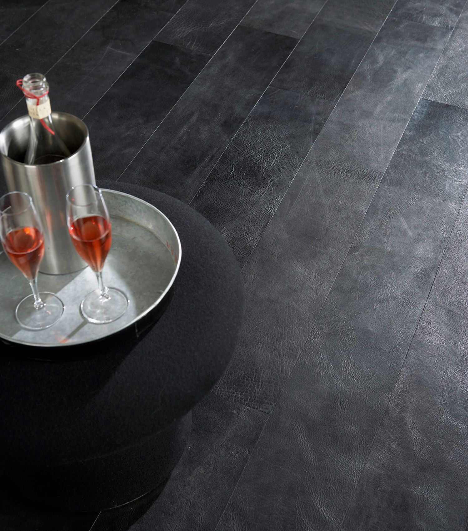 Schwarzer Lederboden