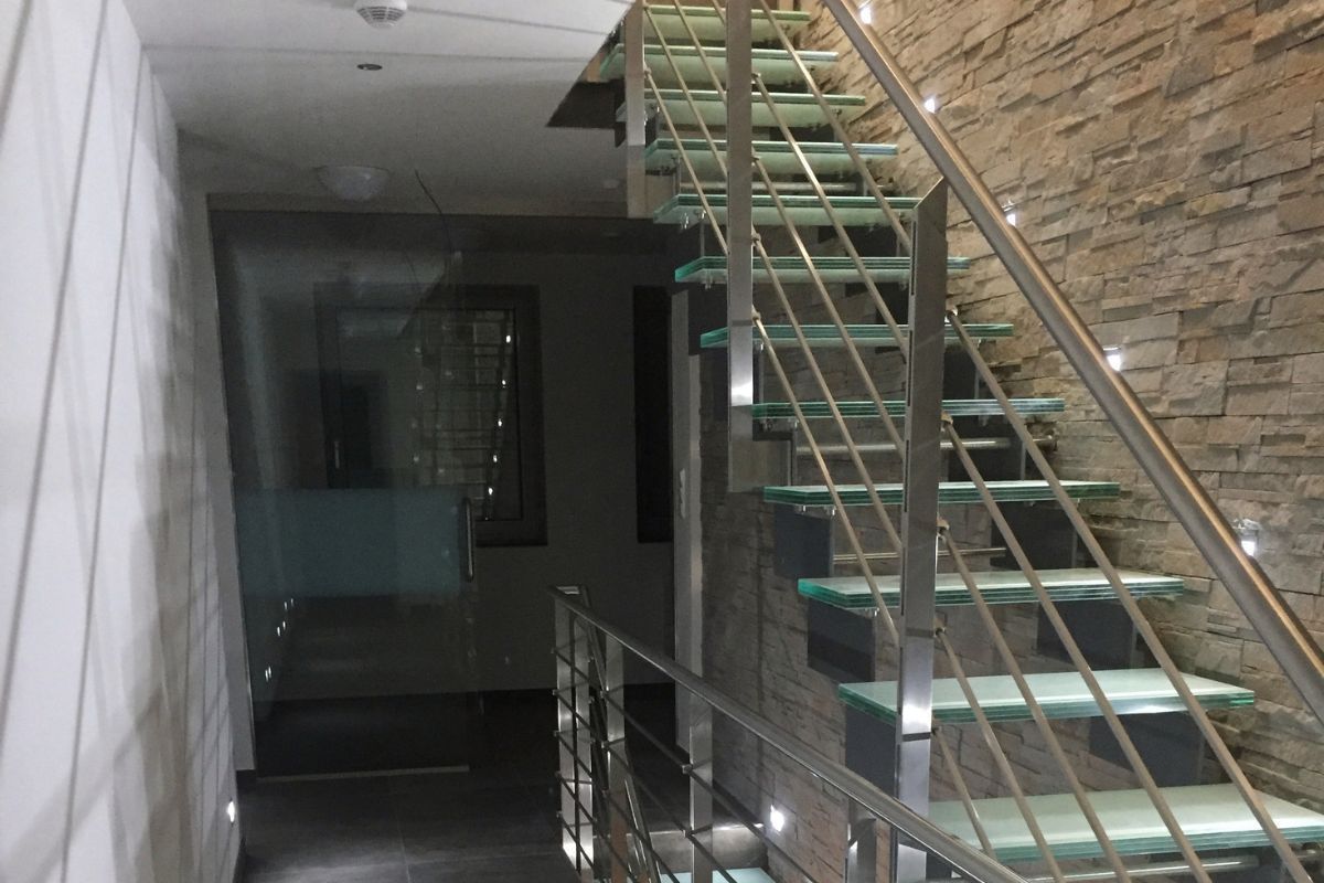 Moderne Steinoptik Wandverkleidung - Stiegenaufgang mit grauen Naturstein Verblender