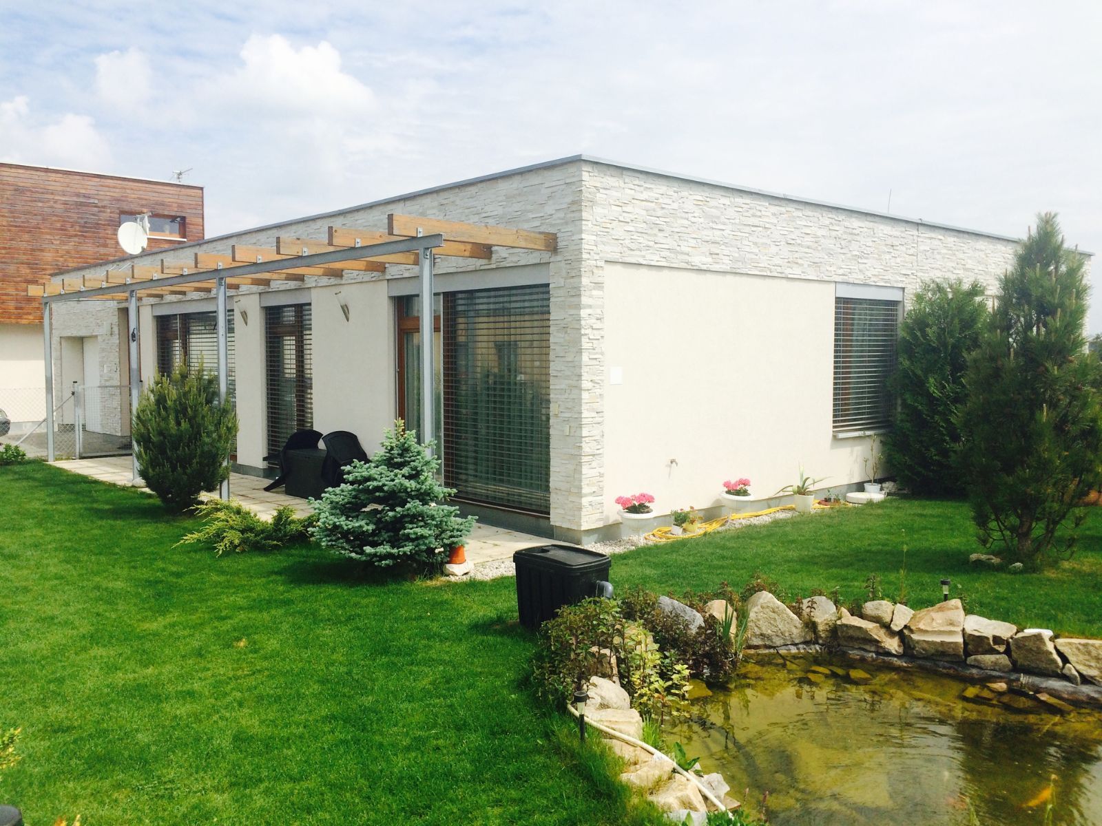 Weiße Kunststeinfassade