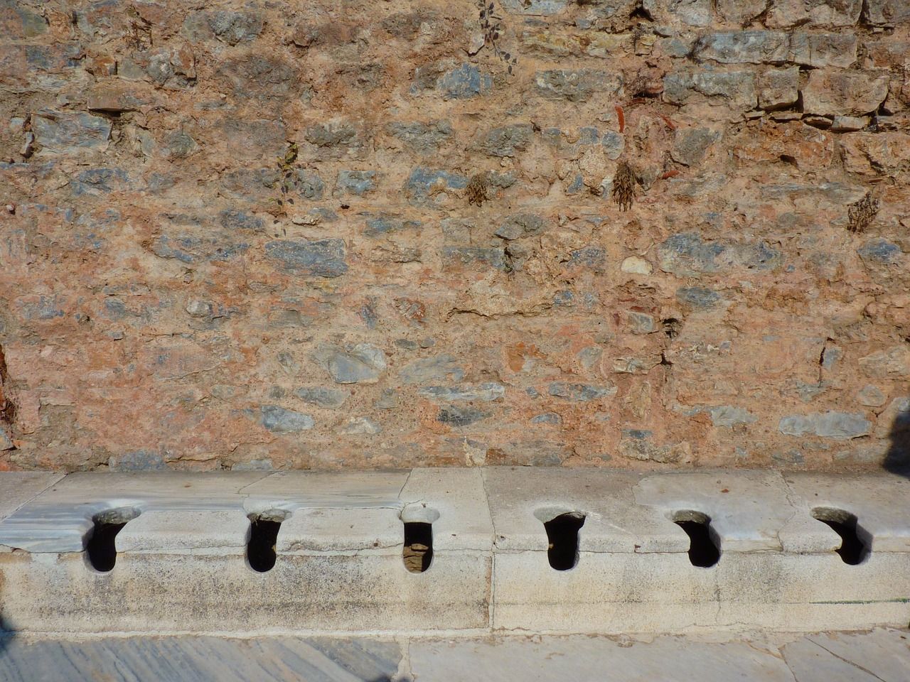 Donnerbalken in Ephesus Historische Toilette bei Ephesus, Foto von Logga Wiggler auf Pixabay