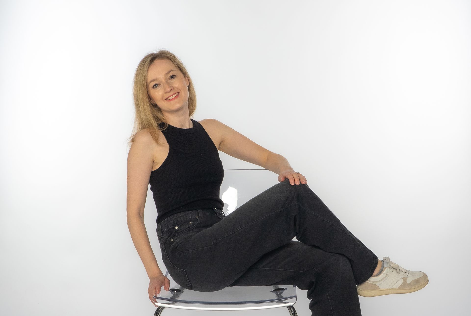 Amelie Witt sitzt auf einem Stuhl