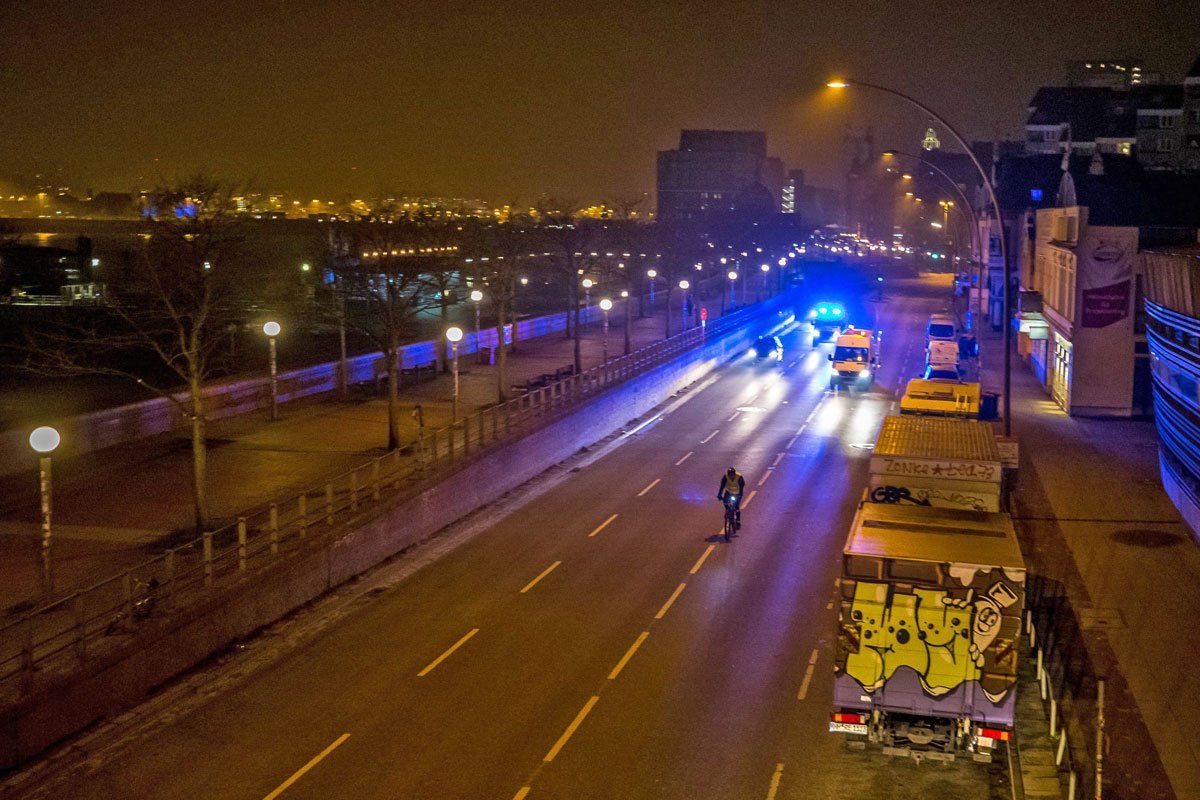 Blaue-Linie-Markierung-Landungsbruecken