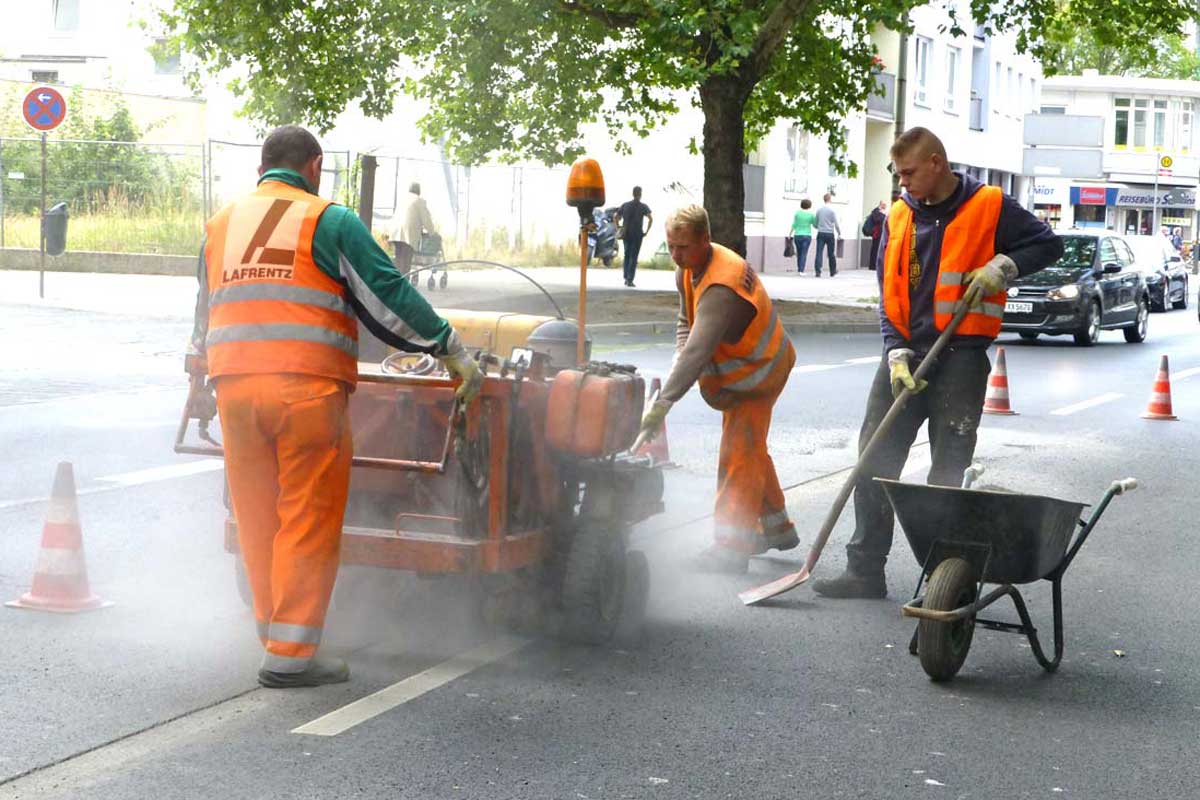 Demarkierungen mittels Kugelstrahlern oder selbstfahrenden Fraesen