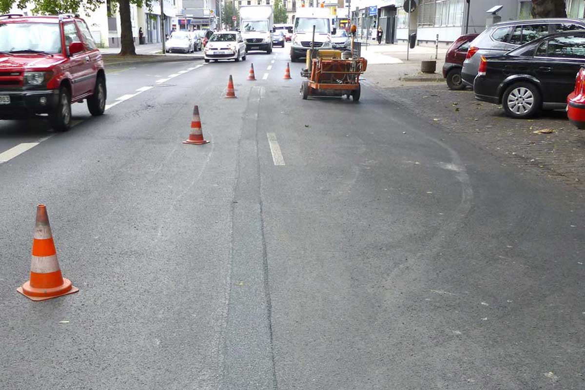 Demarkierungen mittels Kugelstrahlern oder selbstfahrenden Fraesen