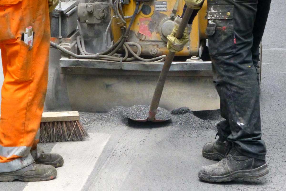 Demarkierungen mittels Kugelstrahlern oder selbstfahrenden Fraesen