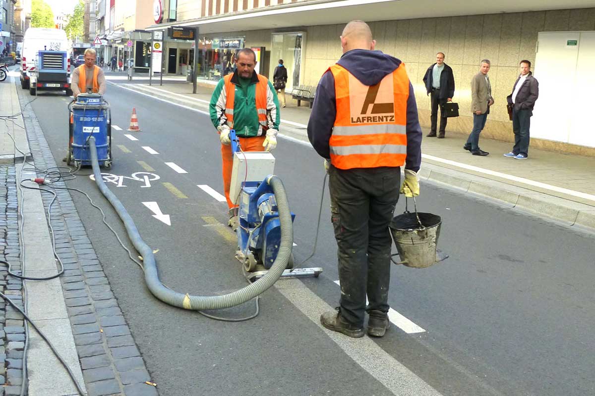 Demarkierungen mittels Kugelstrahlern oder selbstfahrenden Fraesen