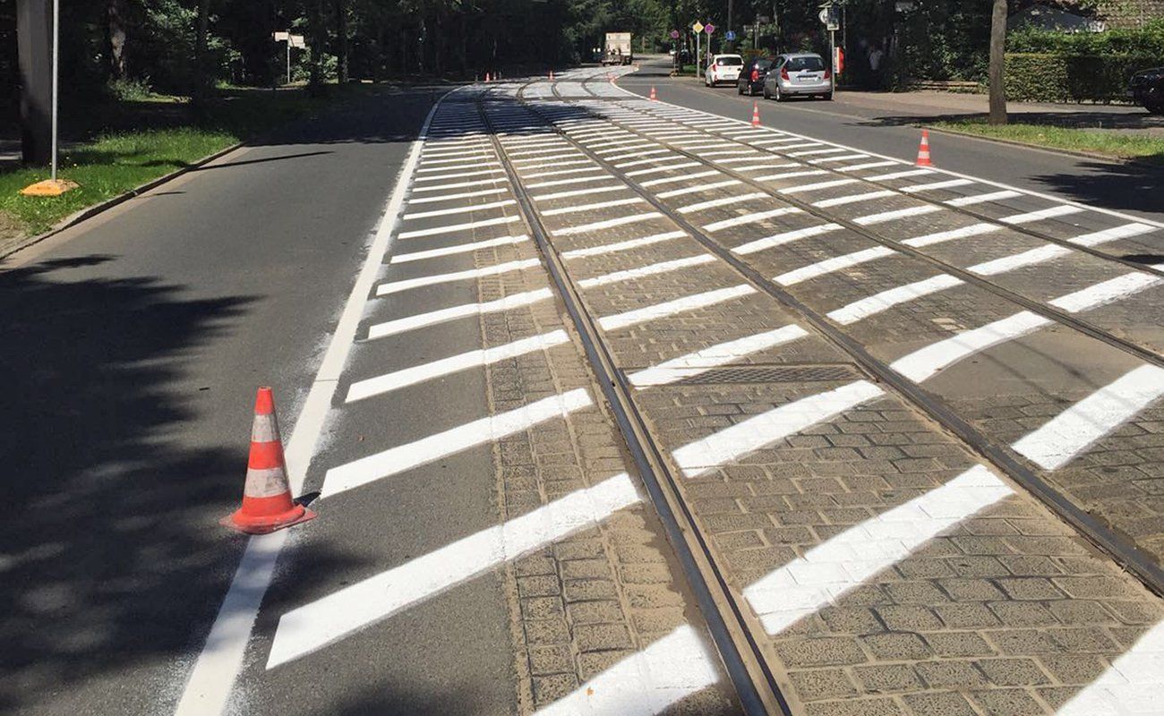 Fahrbahnmarkierung-Strassen und Zebrastreifen Referenzen Fahrbahnmarkierung Strassen und Zebrastreifen