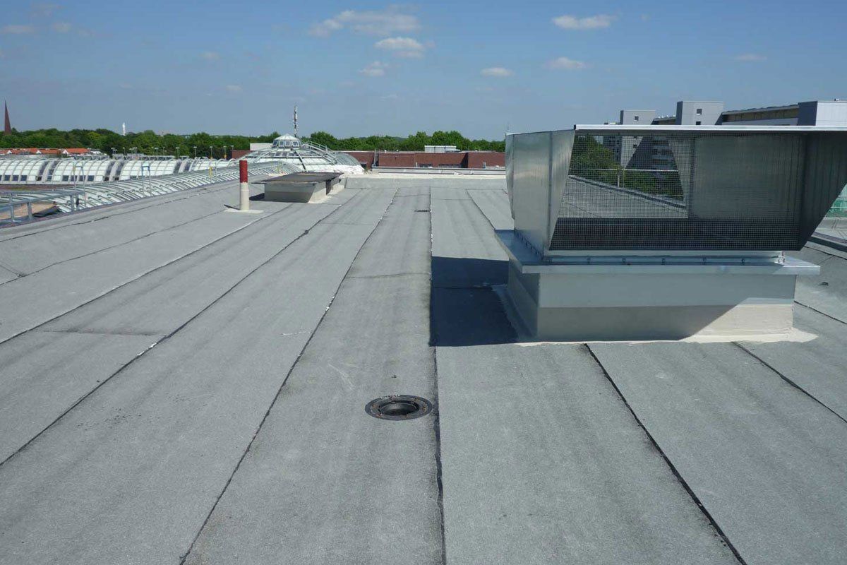 Erneuerung der Flachdachabdichtung oberhalb des ehemaligen Karstadt Gebaeudes