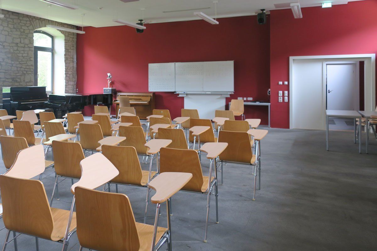 Hochwasser Kulturcampus Domäne Marienburg. Temporäre Nutzung der Seminarräume Zwischenzeitliche Nutzung der Seminarräume bis zur endgültigen Herstellung des Terrazzo Fußbodens.